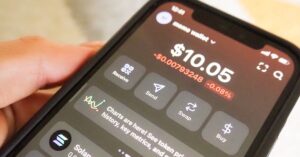 Phantom Tops Coinbase (COIN) in Apple App Store as Memecoin Craze Drives Traders On-Chain